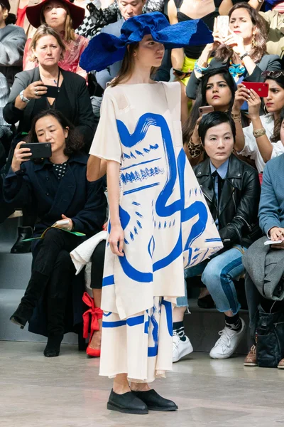 Look 16